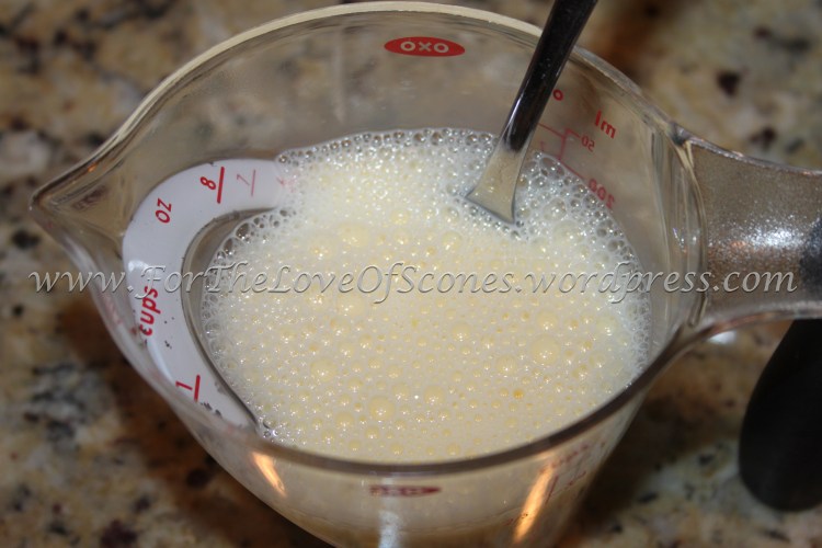 Mix the milk and egg with a spoon.